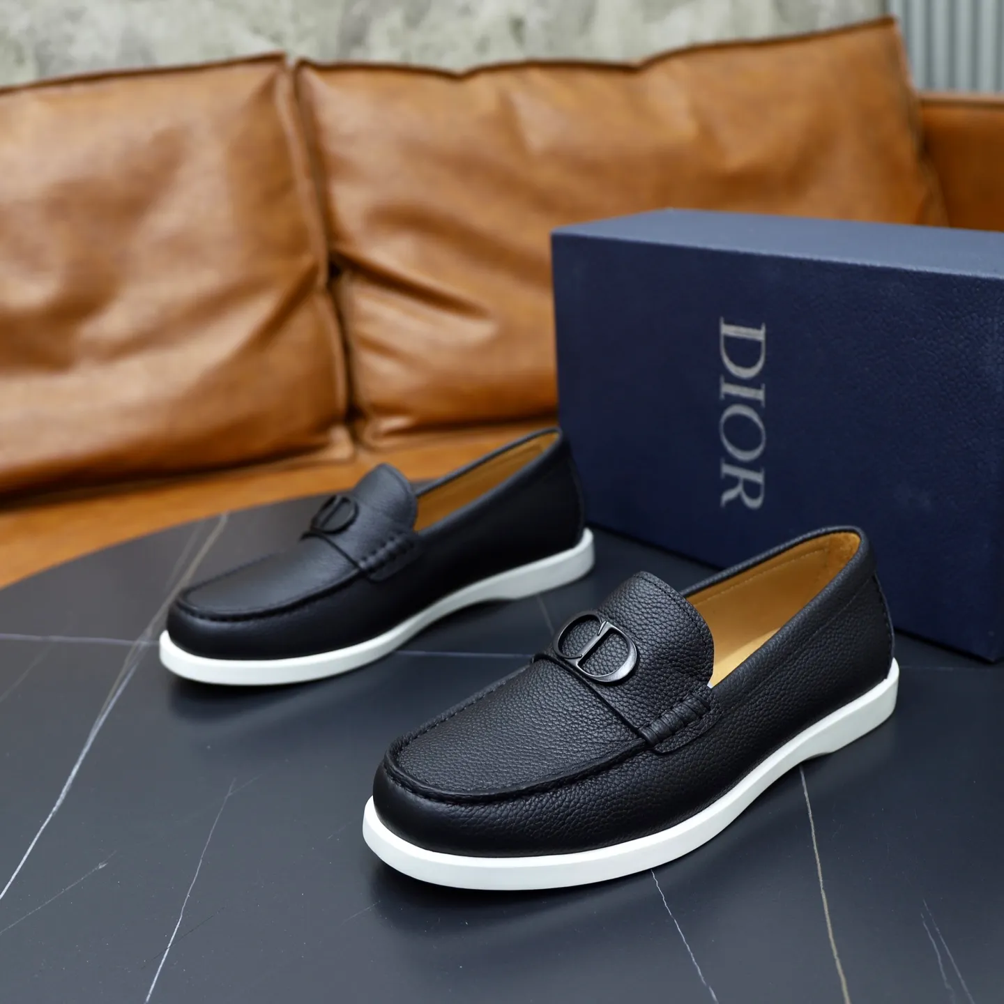 Ex-factory price: 560🙅‍♂️🙅‍♂️🙅‍♂️ Brand: Dior DIOR Standard code: Men's code 38/44 (45 can be customized) Grade: Same as the official website Material: Original cowhide stitching, cowhide lining, original TPU wear-resistant soft outsole Style categories: Leisure and sports version, footwear for driving, young fashion, European and American trends, British style Color: actual picture color